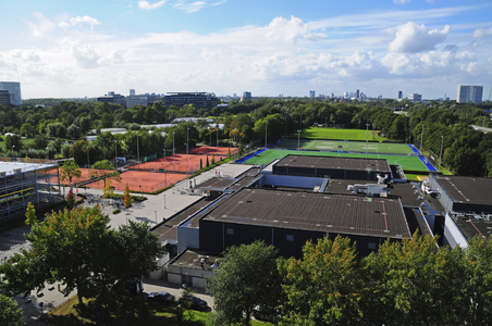 900313 Overzicht van het terrein van Sportcentrum Olympos aan de Uppsalalaan te Utrecht, vanaf het bovenste dek van de ...